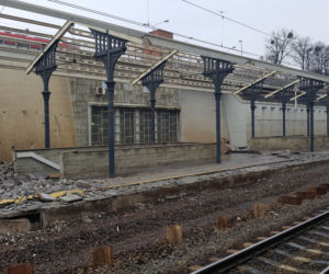 Oprócz dachu wykonawca zdemontował także szyny kolejowe oraz trakcję