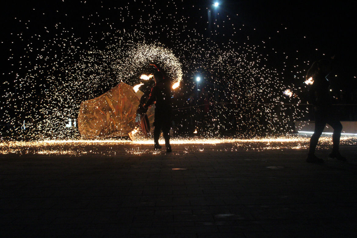 WOŚP 2023 w Krakowie: Fire Show w Nowej Hucie w wykonaniu grupy Spontan Fire