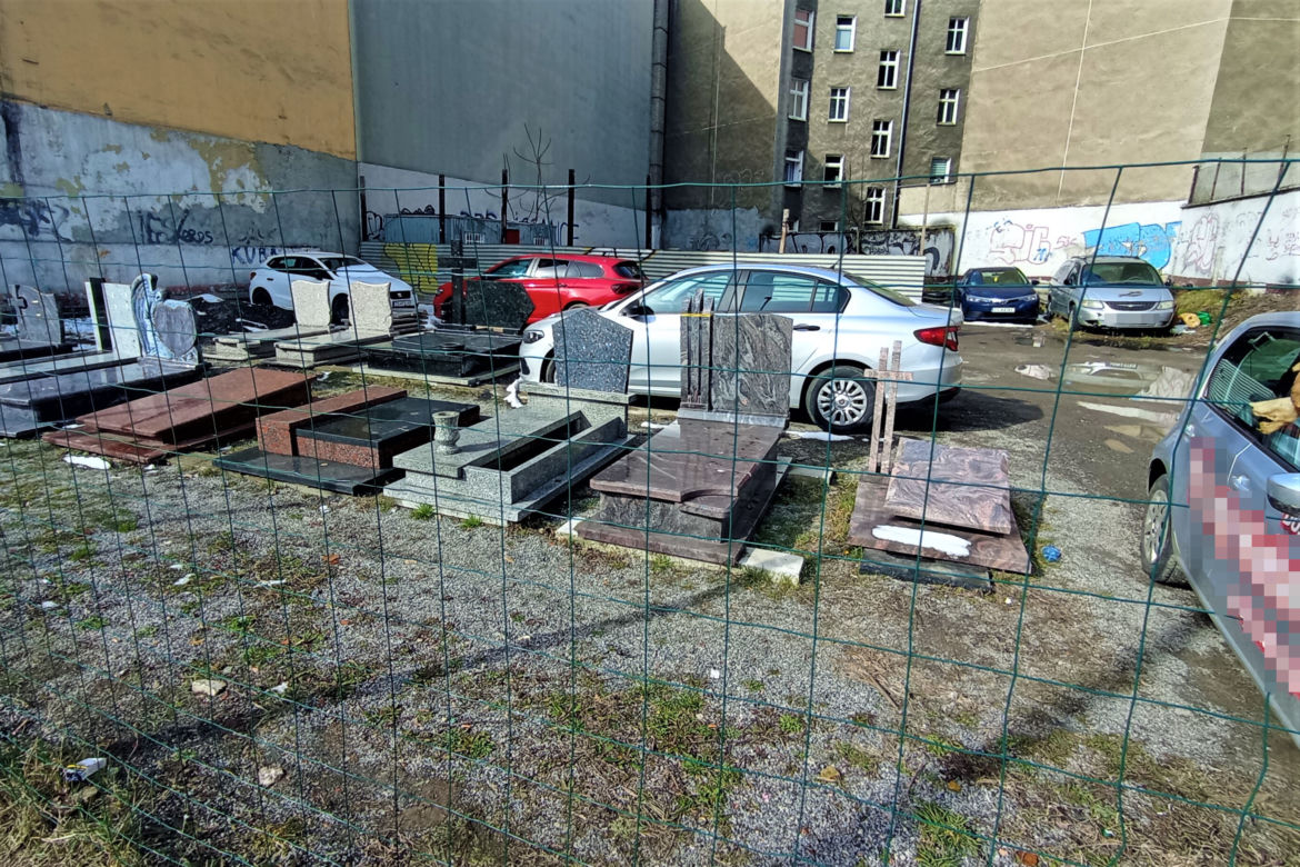 Wystawa nagrobków straszy w centrum Szczecina