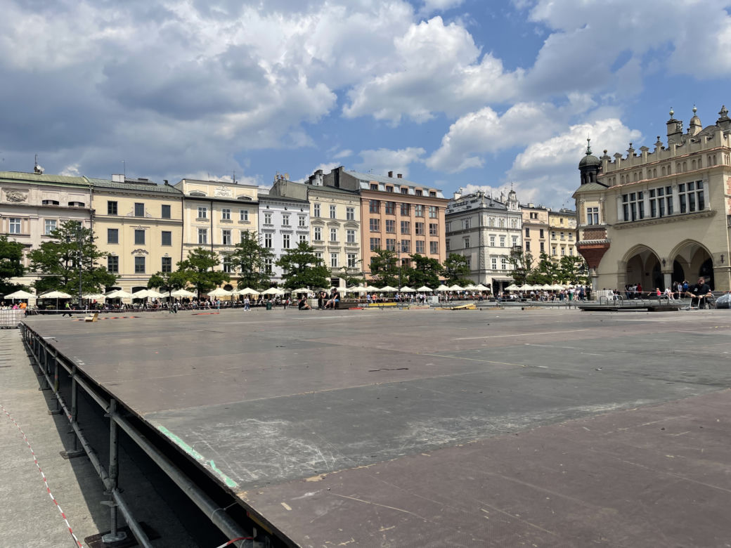 Kontrowersyjna budowa na Rynku Głównym w Krakowie. Mieszkańcy podzieleni
