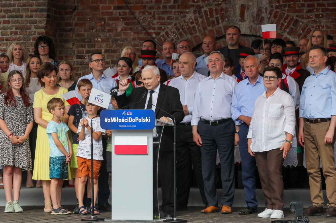 Jarosław Kaczyński z dzidziusiem na rękach ależ on go tuli 