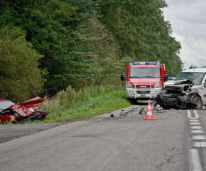 Sokołów Podlaski: Poważnie zderzenie bmw z fiatem. Ciężko ranna jest pasażerka bmw