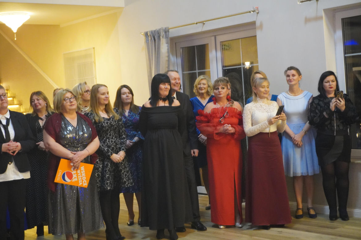 Dwa polonezy na studniówce bydgoskiej Handlówki. W jednym pomogli nauczyciele