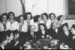 Niewiarygodne sceny! Aktor kazał przykucnąć premierowi, bo chciał go przeskoczyć! Interwencja w ostatniej chwili