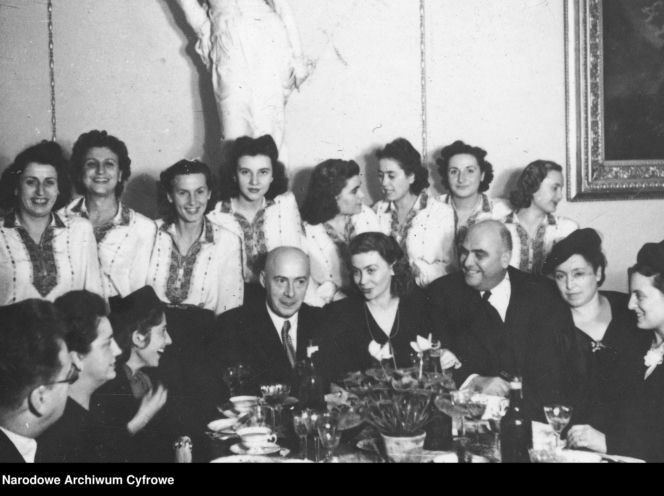 Niewiarygodne sceny! Aktor kazał przykucnąć premierowi, bo chciał go przeskoczyć! Interwencja w ostatniej chwili