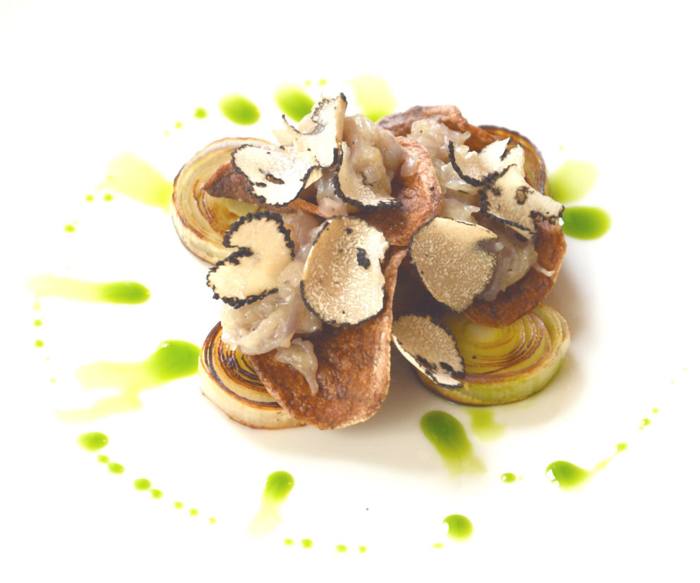 Pory confit z szalotką, taleggio i czarną truflą