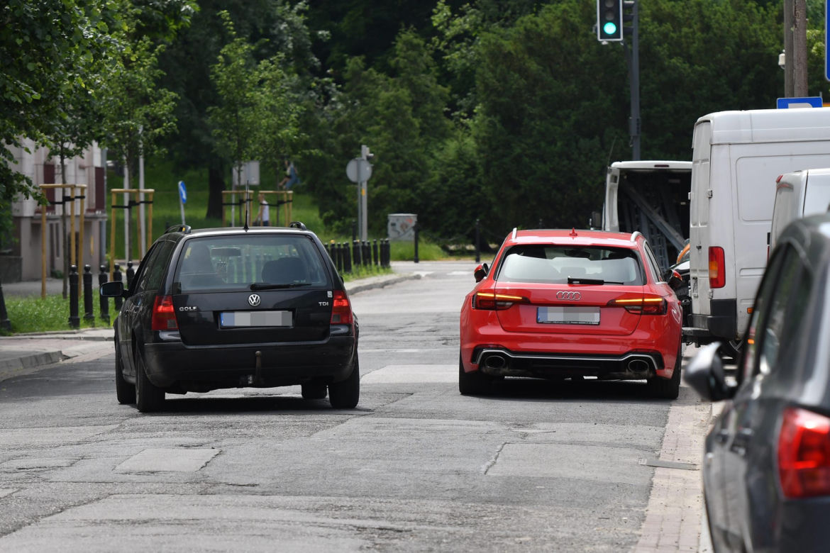 Katarzyna Zielińska parkuje na ulicy