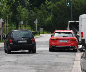 Katarzyna Zielińska parkuje na ulicy