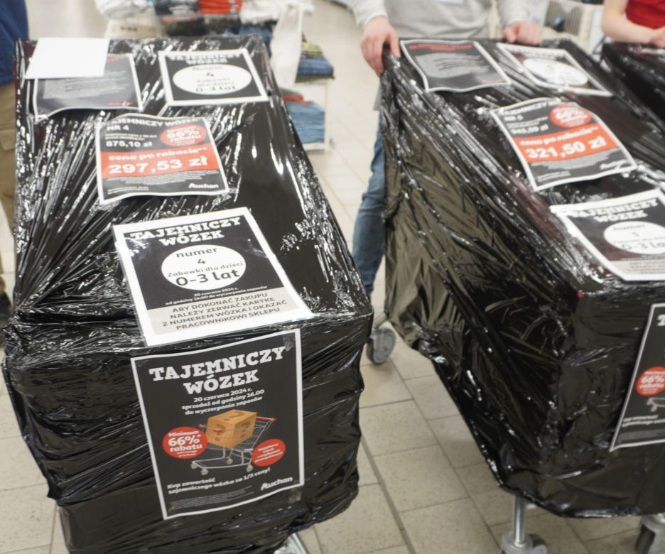 Tajemnicze wózki w Auchan w Olsztynie. Sprawdziliśmy, co było w środku. Zobacz zdjęcia!