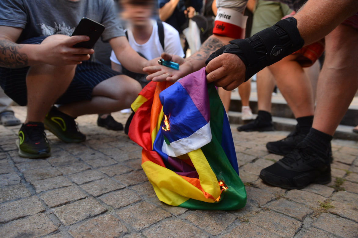  Dewastują tęczową flagę na obchodach Powstania Warszawskiego