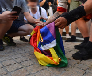  Dewastują tęczową flagę na obchodach Powstania Warszawskiego