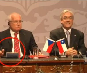 Prezydent Czech Vaclav Klaus ukradł pióro?