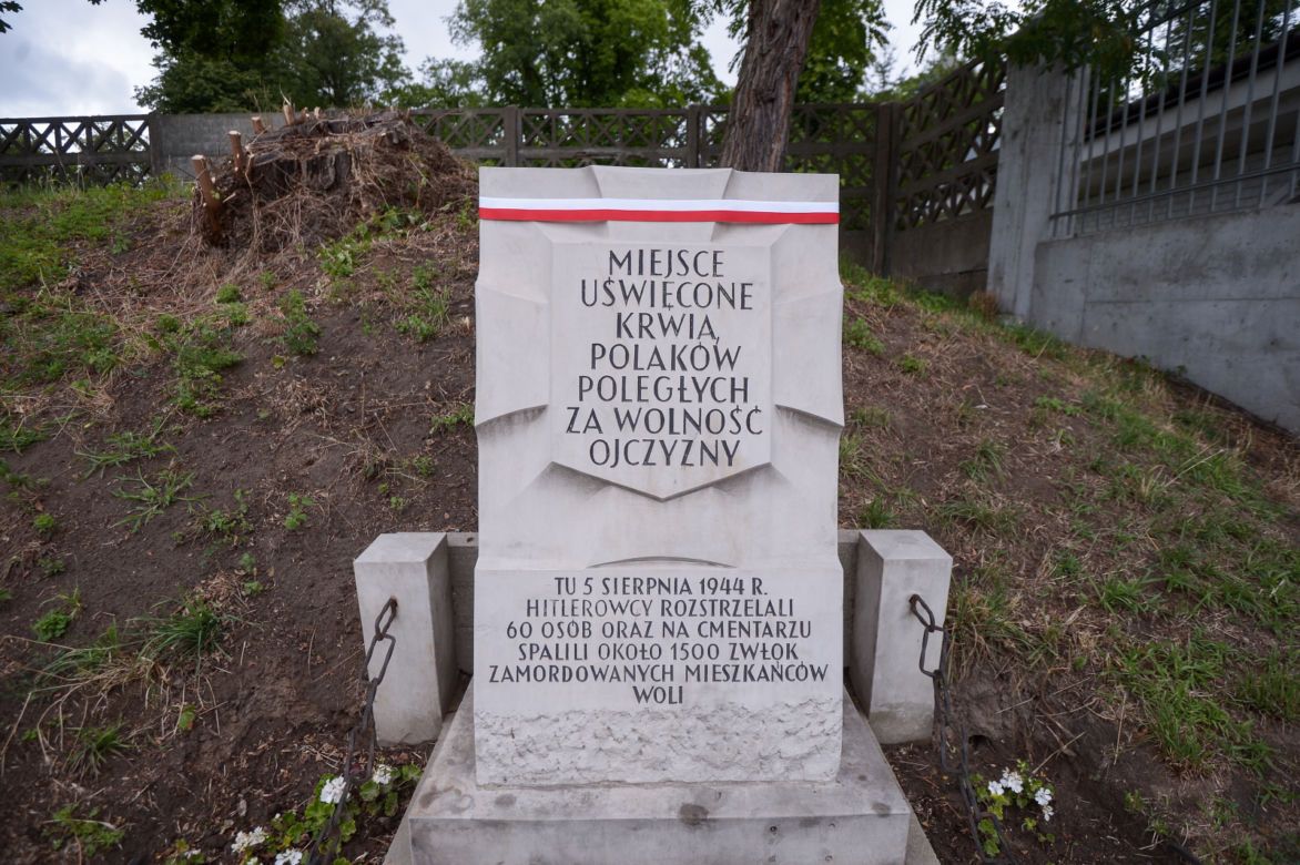 Tablica przy murze cmentarza prawosławnego w Warszawie