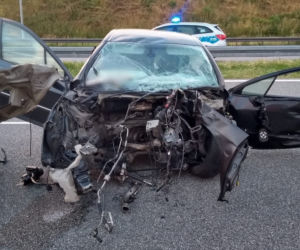 Dramatyczny wypadek na autostradzie A1. Kierowca Peugeota wjechał pod naczepę TIR-a. Nie miał żadnych szans [ZDJĘCIA]