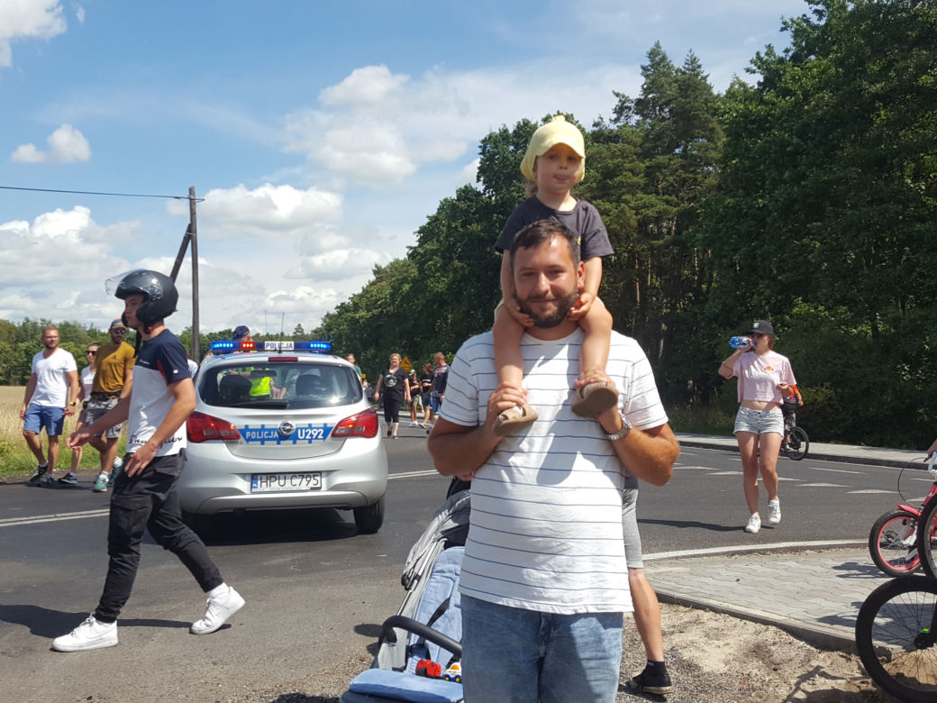 W Henrykowie koło Leszna kibice czekają na kolarzy 80. Tour de Pologne 