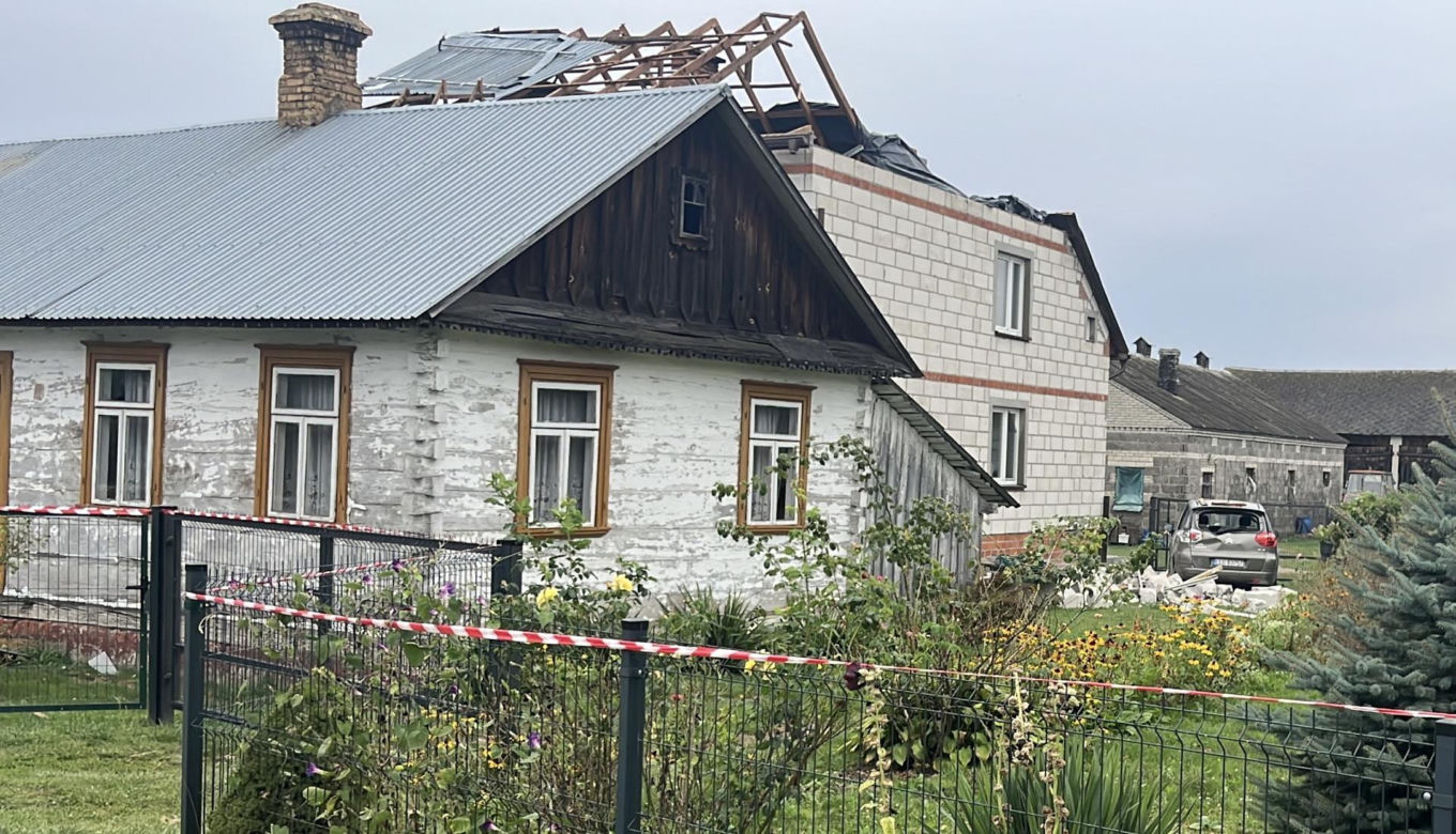 Dom we wsi Wyryki zniszczony przez burzę, a nie drona? Bzdura!