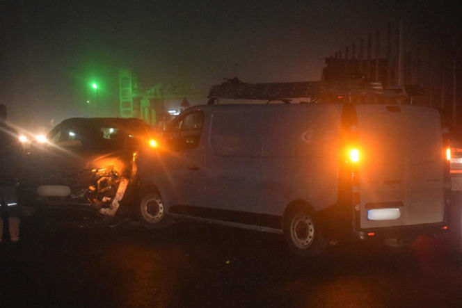 Pijany 17-latek uciekał przed policją. Uszkodził 6 pojazdów, zmusił funkcjonariuszy do manewru PIT