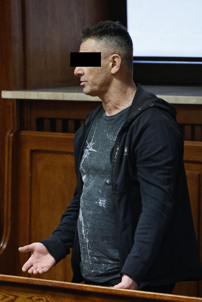 „Sztuczną szczękę wepchnięto jej do gardła”. Przerażające ustalenia. W mieszkaniu w Warszawie znaleziono cztery ciała