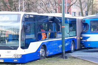 Kraków: Dramatyczne zderzenie autobusu z tramwajem przy DH Wanda. Kilka osób rannych [ZDJĘCIA]