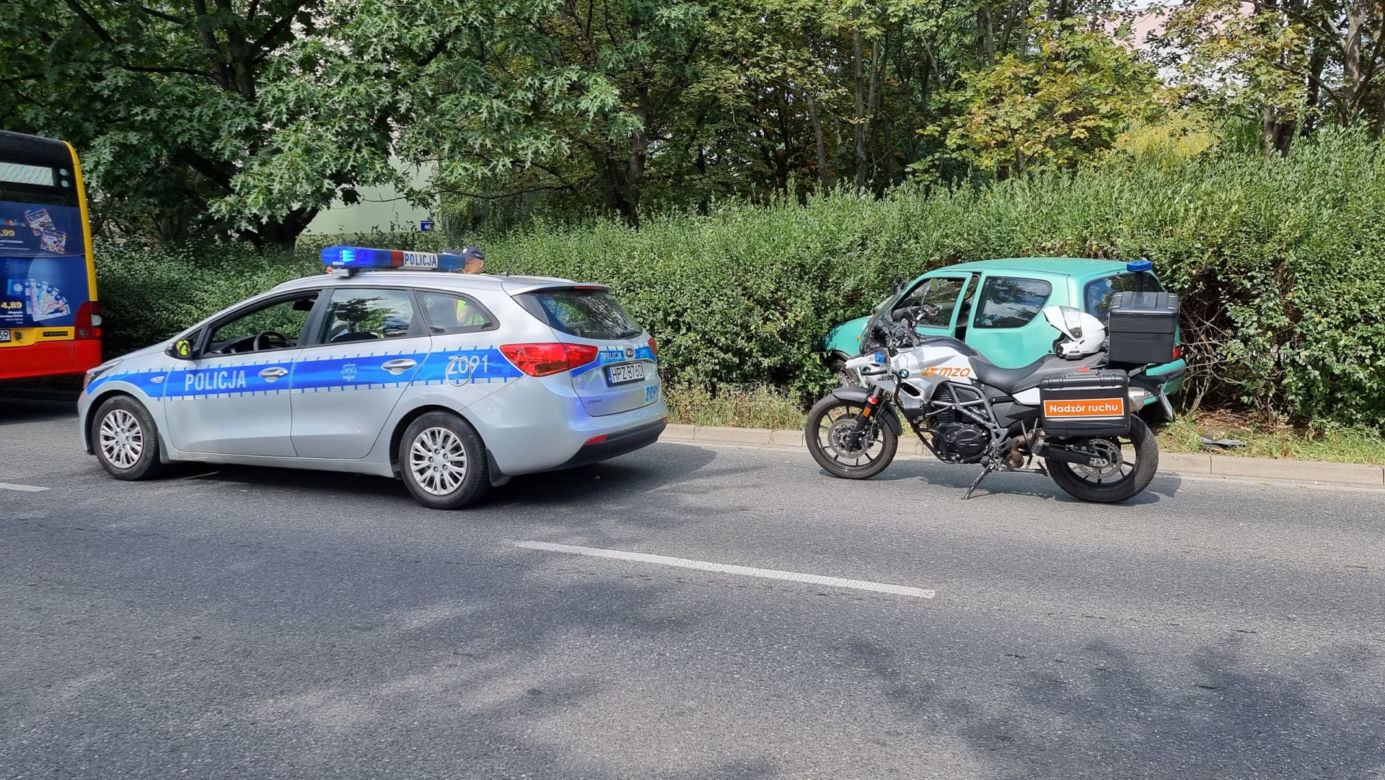 Uderzył w miejski autobus i uciekł. W trakcie pościgu zderzył się z kolejnym autobusem 