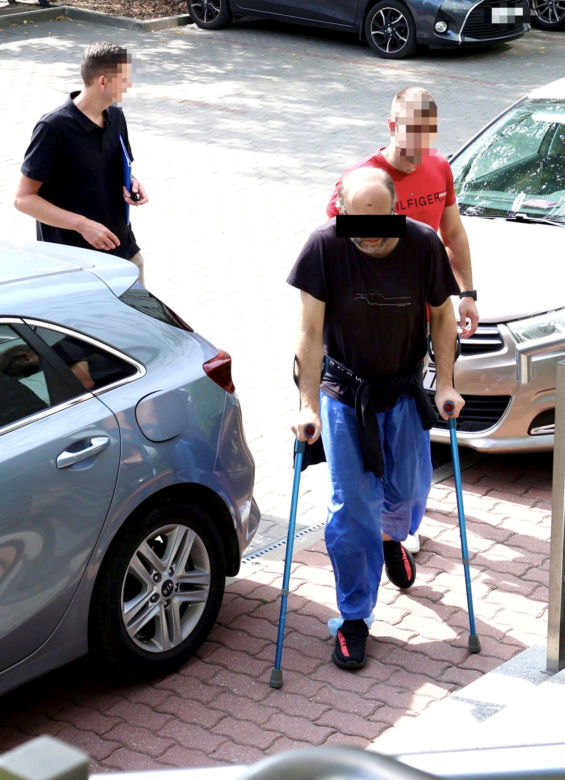 Daniel W. ruszył z młotkiem na policjanta. Potem padł strzał. 49-latek usłyszał zarzut