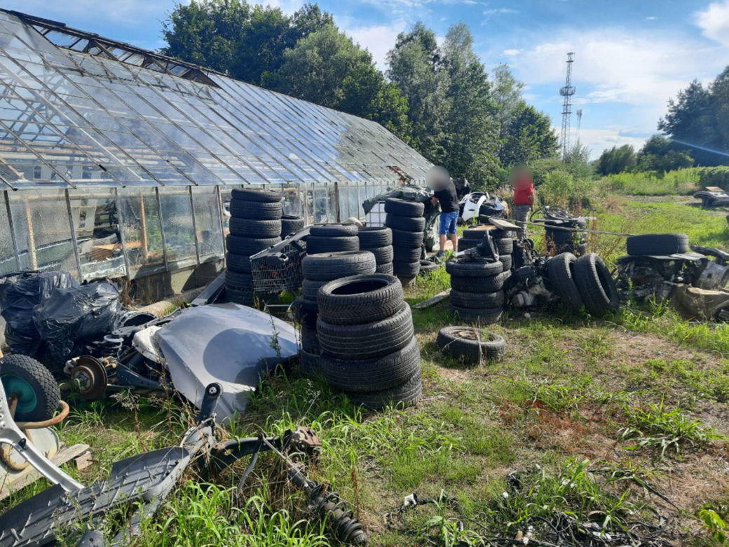 Ukradli mitsubishi z Niemiec, ukrywali je na posesji w Radzyminie. Grupa „Skorpion” zatrzymała złodziei auta