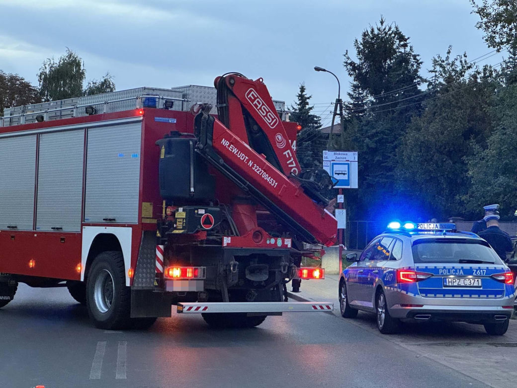 Czołowe zderzenie osobówki i autobusu miejskiego. Jedna osoba w stanie ciężkim