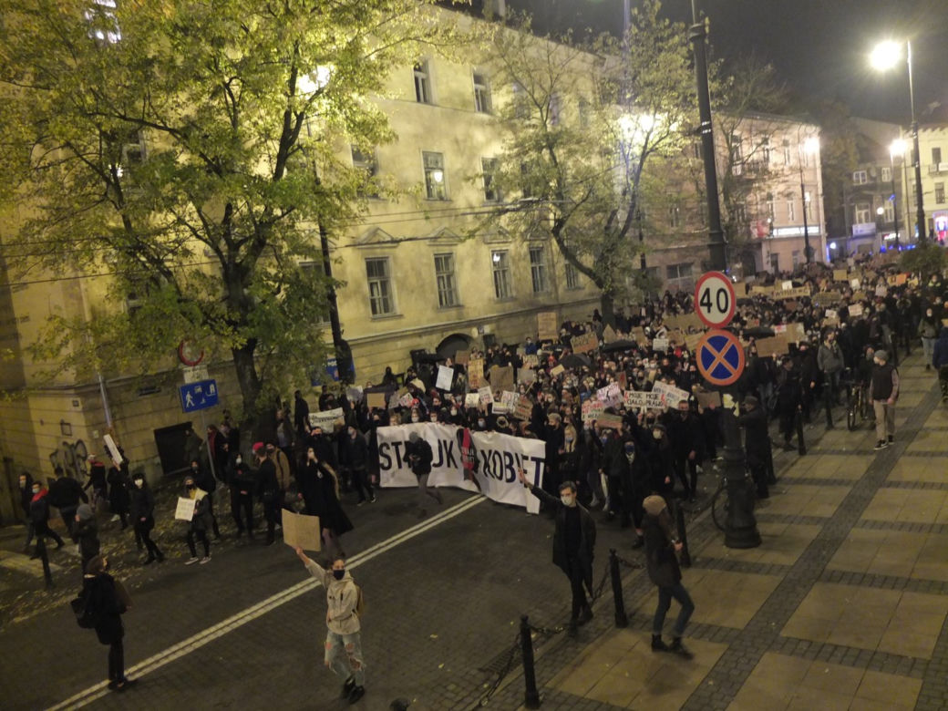 PROTEST KOBIET W LUBLINIE. KILKA TYSIĘCY OSÓB PRZEMASZEROWAŁO POD ARCHIKATEDRĘ I KURIĘ LUBELSKĄ. ŚWIĄTYNI MODLITWĄ BRONILI PRAWICOWCY