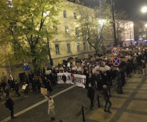 PROTEST KOBIET W LUBLINIE. KILKA TYSIĘCY OSÓB PRZEMASZEROWAŁO POD ARCHIKATEDRĘ I KURIĘ LUBELSKĄ. ŚWIĄTYNI MODLITWĄ BRONILI PRAWICOWCY