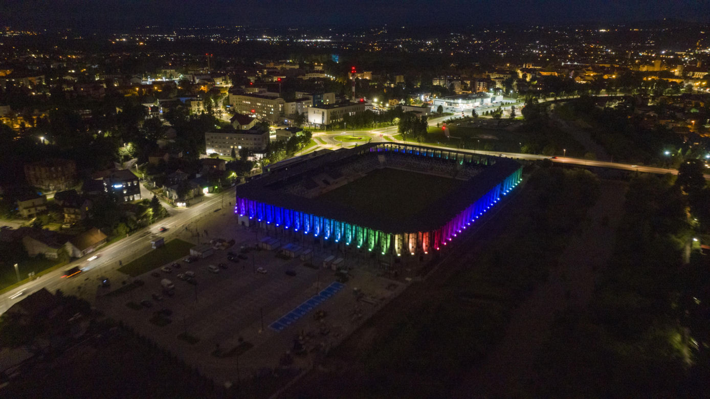 Test iluminacji elewacji stadionu w Nowym Sączu 