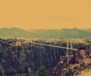 Top 10. Ekstremalne przeżycia na mostach świata