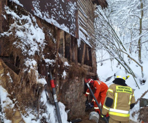 Dach stodoły runął pod naporem śniegu. W środku były zwierzęta