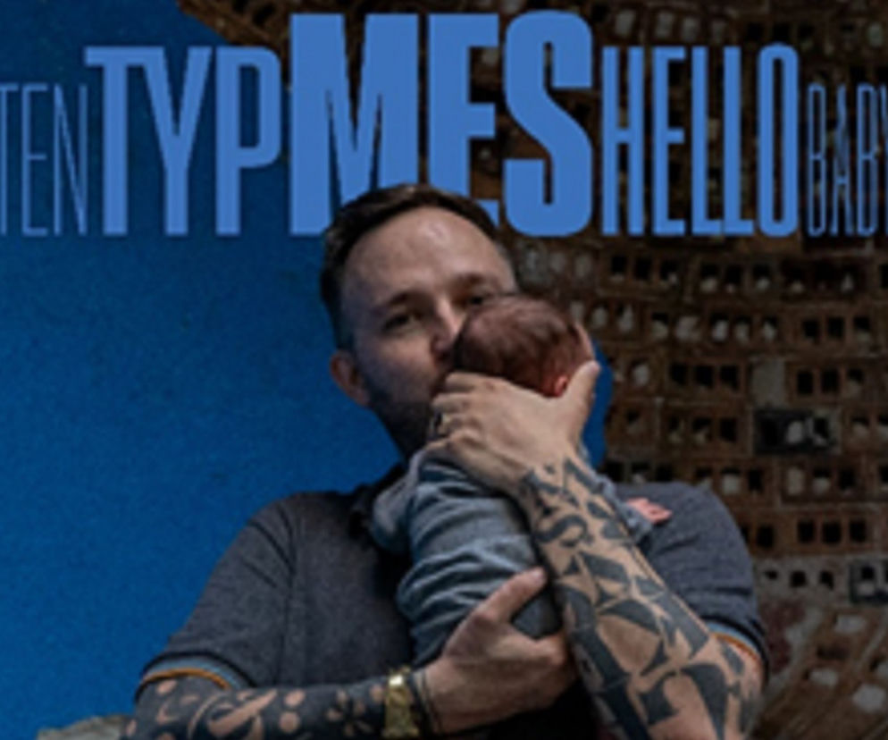 Ten Typ Mes przedstawia światu swojego syna, prezentując nowy singiel Akuku! Hello Baby - dziewiąty solowy album warszawskiego rapera już dostępny.