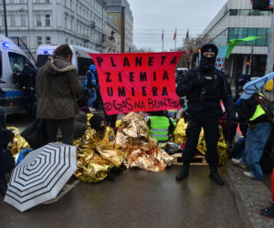 Ludzie leżą na ulicy w centrum Warszawy