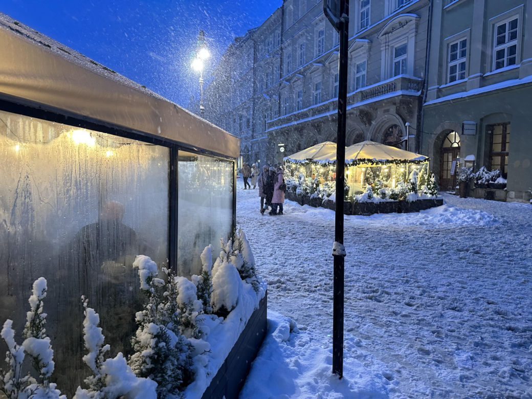 Choinka rozbłysła na Rynku Głównym. Tak wygląda Kraków w zimowej scenerii! 