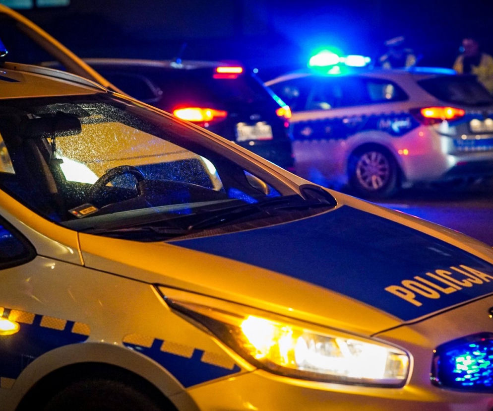 Zakrwawiony mężczyzna na parkingu. Przyjechała policja. Straty na ponad 4 tys. złotych
