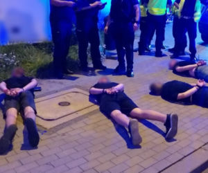 Katowice: Pseudokibice wjechali autem w grupę policjantów!
