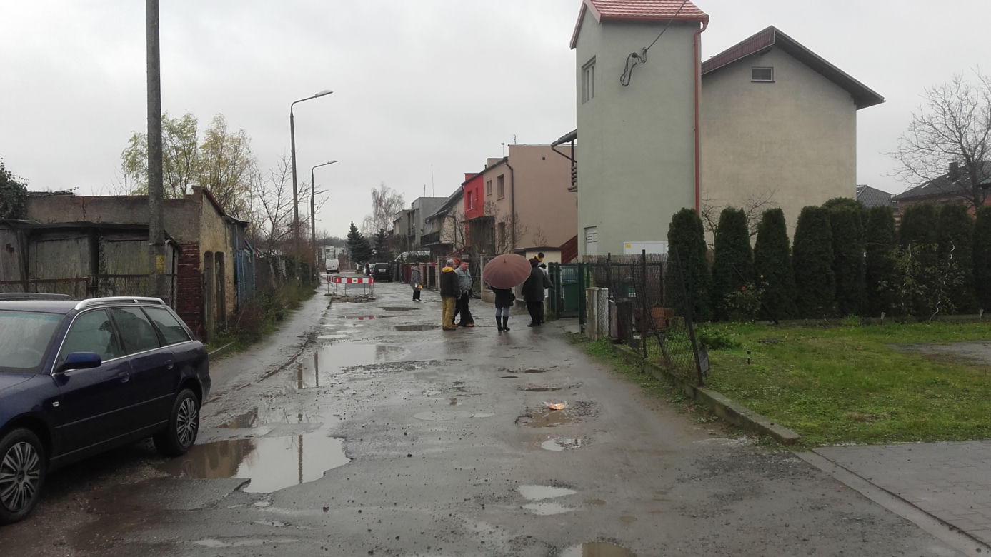 Kiedy spadnie deszcz, mieszkańcy ulicy toną w błocie
