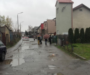 Kiedy spadnie deszcz, mieszkańcy ulicy toną w błocie