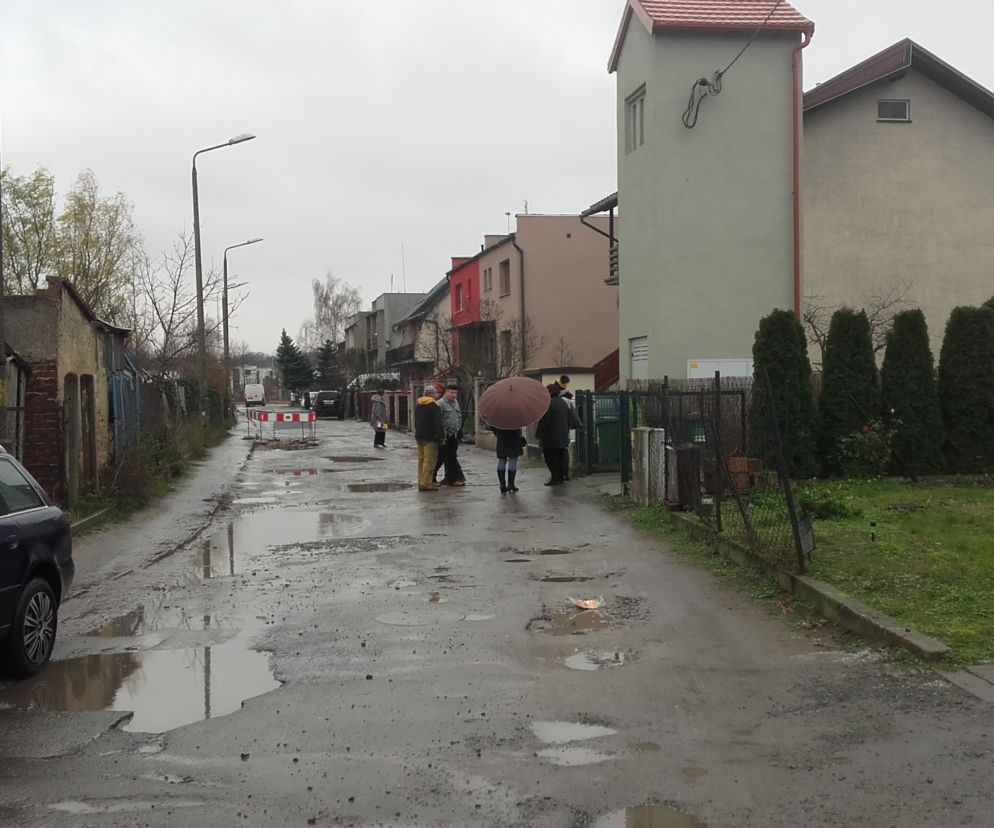 Kiedy spadnie deszcz, mieszkańcy ulicy toną w błocie