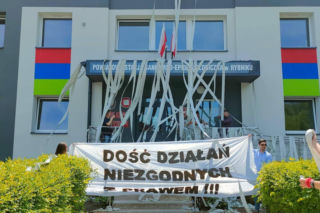 Atak na sanepid w Rybniku! Budynek utonął w papierze toaletowym. Rzucali zdechłą rybą