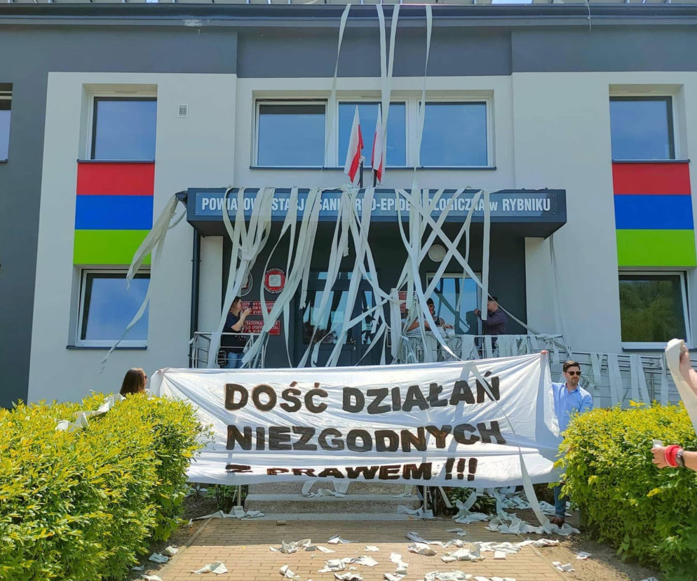 Atak na sanepid w Rybniku! Budynek utonął w papierze toaletowym. Rzucali zdechłą rybą