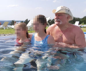 Lech Wałęsa szpanuje nakryciem głowy w basenie