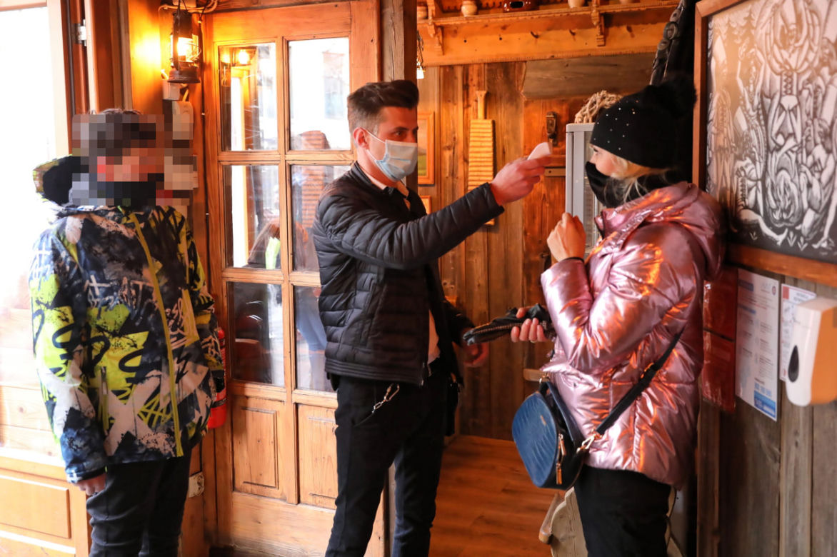 Tłumy przed otwartą restauracją w Zakopanem