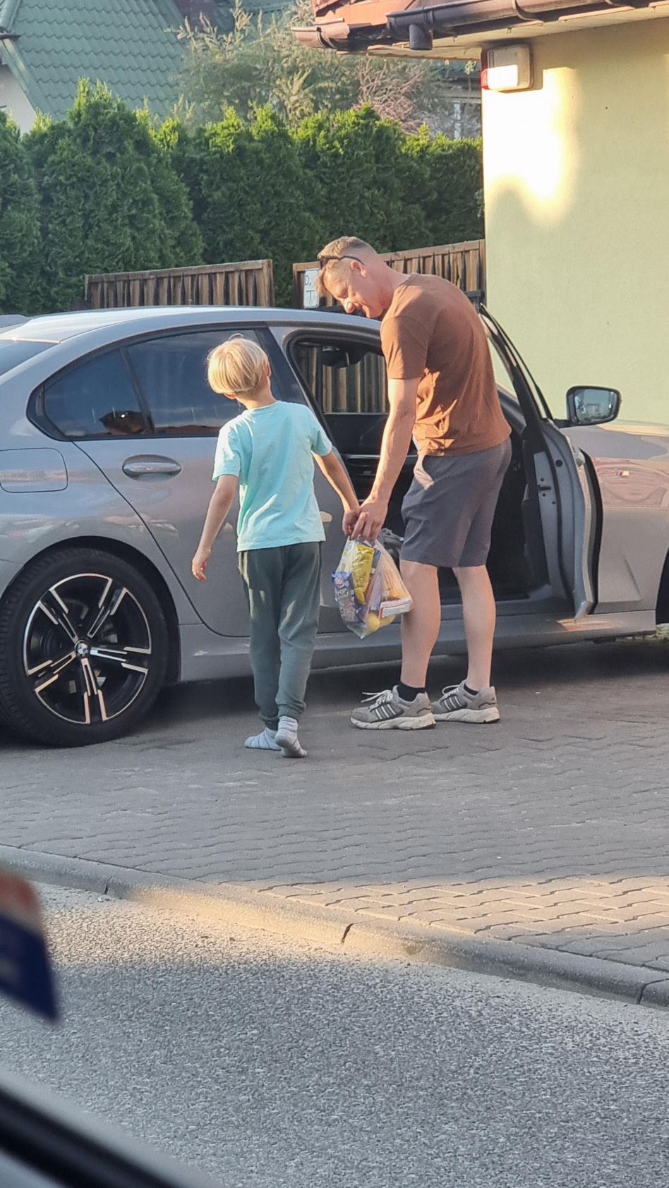 Marcin Mroczek bawi się samolotem