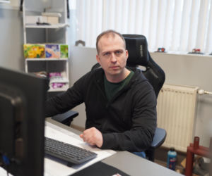 Uzbrojeni funkcjonariusze wtargnęli o świcie. YouTuber skuty przy płaczących dzieciach