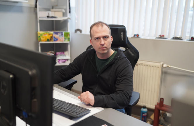 Uzbrojeni funkcjonariusze wtargnęli o świcie. YouTuber skuty przy płaczących dzieciach