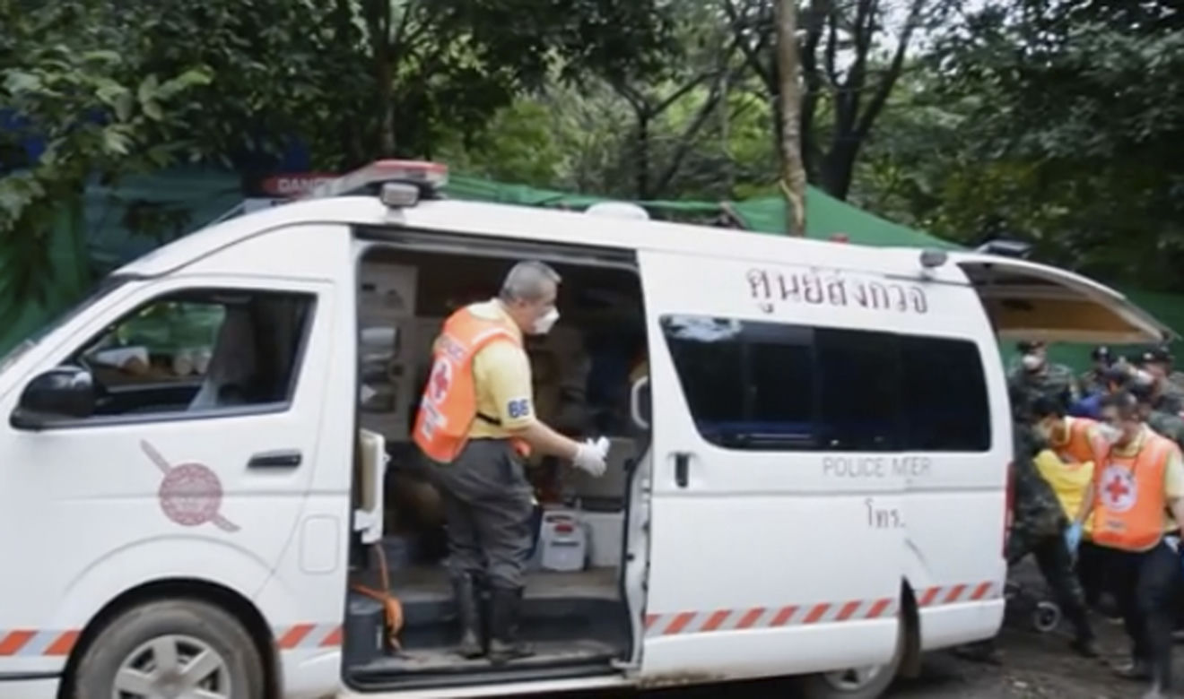 Tajlandia. Akcja ratunkowa w jaskini. Tak wygląda wyciąganie chłopców z zalanych korytarzy
