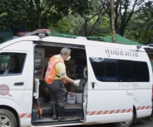 Tajlandia. Akcja ratunkowa w jaskini. Tak wygląda wyciąganie chłopców z zalanych korytarzy