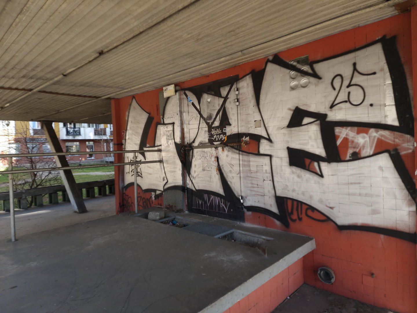 Trzonolinowiec - wieżowiec przy Kościuszki we Wrocławiu z lat 60. przed remontem